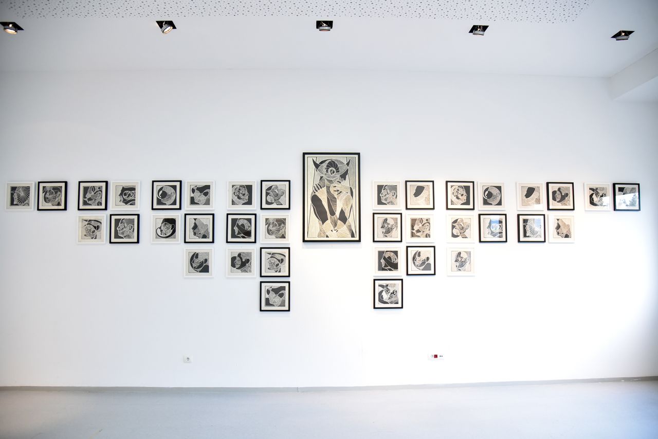 Yansımalar ve Reddedilenler: Denis Haračić'in 'Inbetween' Sergisinin Farklı Temaları