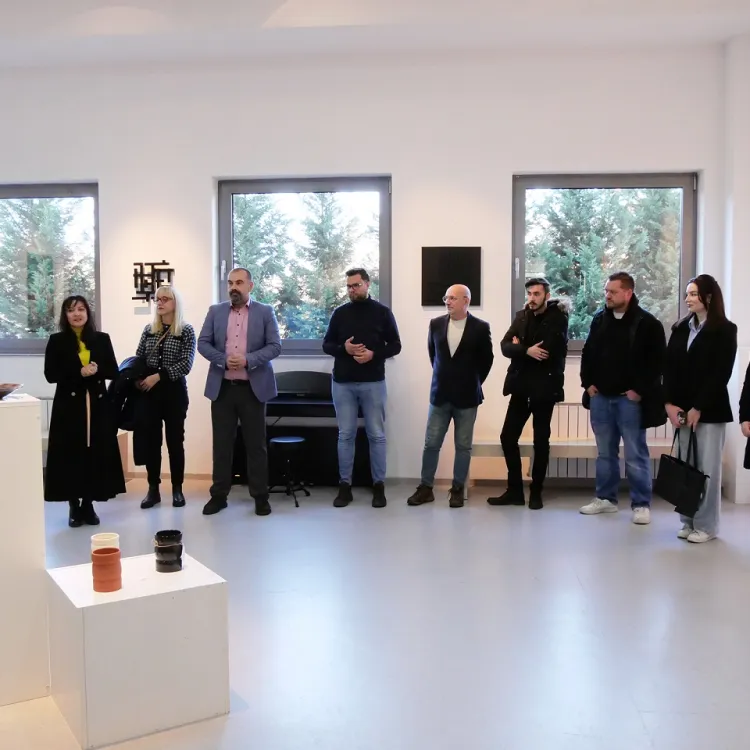 Raznolika kreativnost na izložbi: Godišnja izložba majstorstva VACD osoblja u različitim medijima